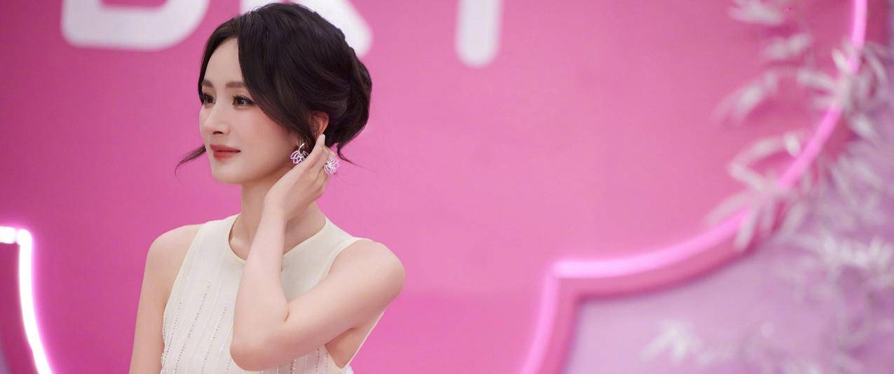 杨幂白色裙子 粉色背景 3440x1440带鱼屏壁纸