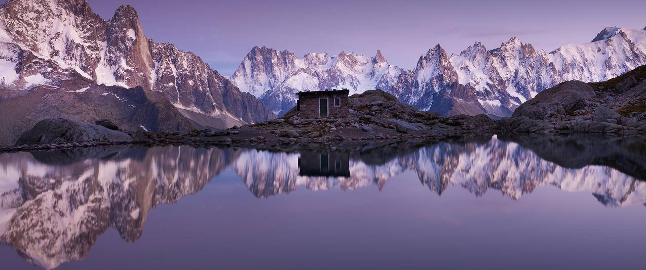 寂静的高山湖泊小屋风景带鱼屏壁纸