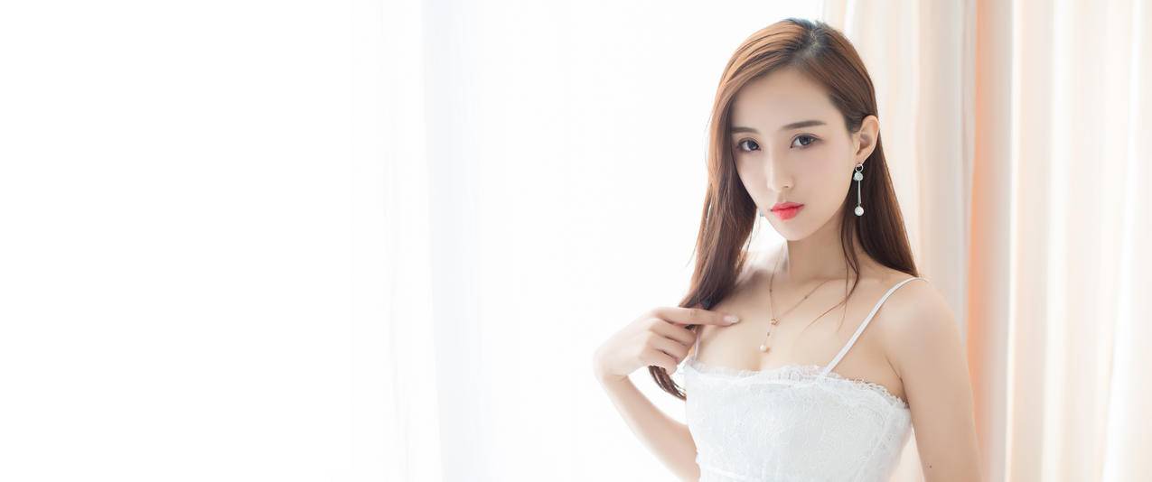 白色睡衣长发美女猫宝带鱼屏壁纸