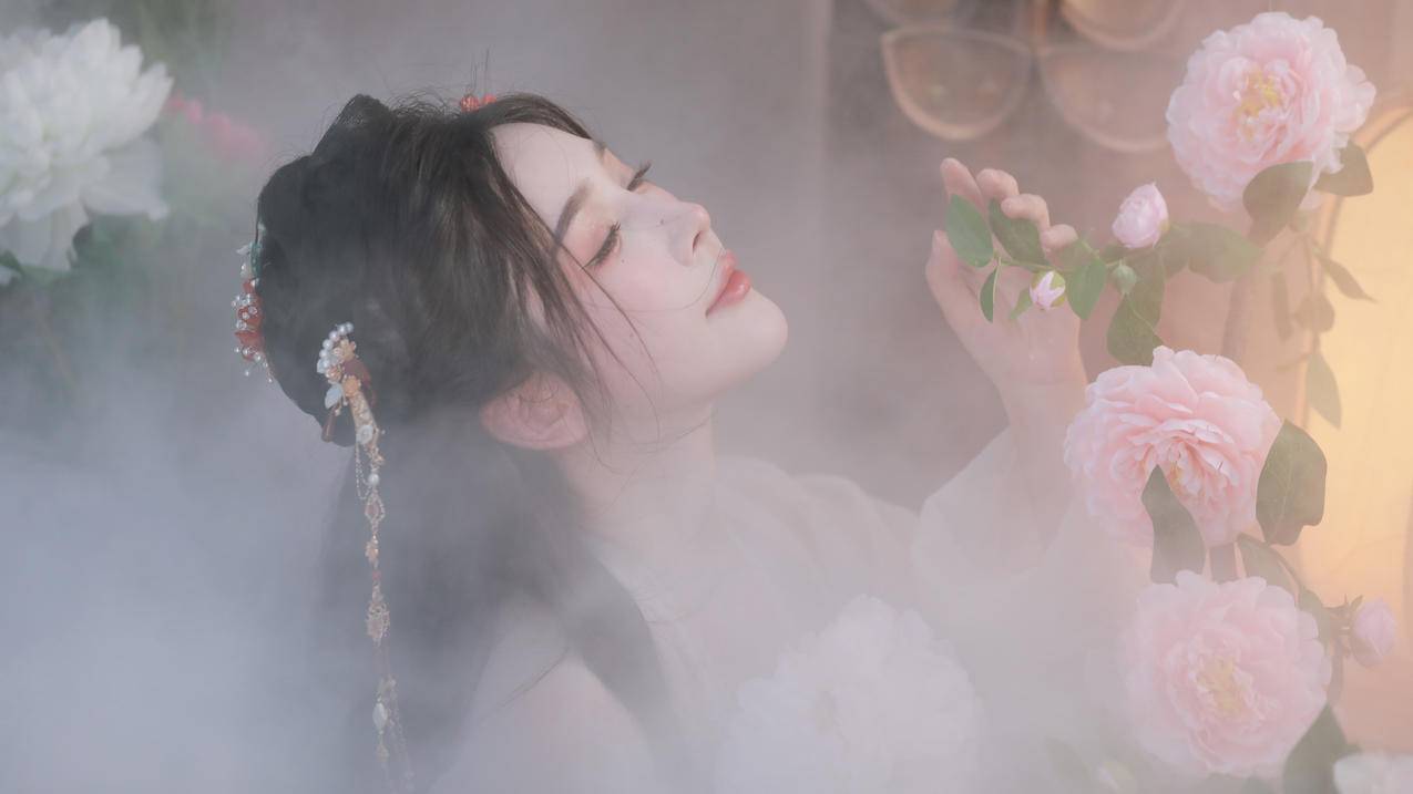 唯美古风美女 闭眼 花 4k壁纸
