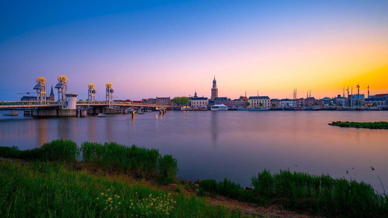 河流 天空 船 码头 建筑 桥梁 教堂塔 船 日落 4K风景壁纸