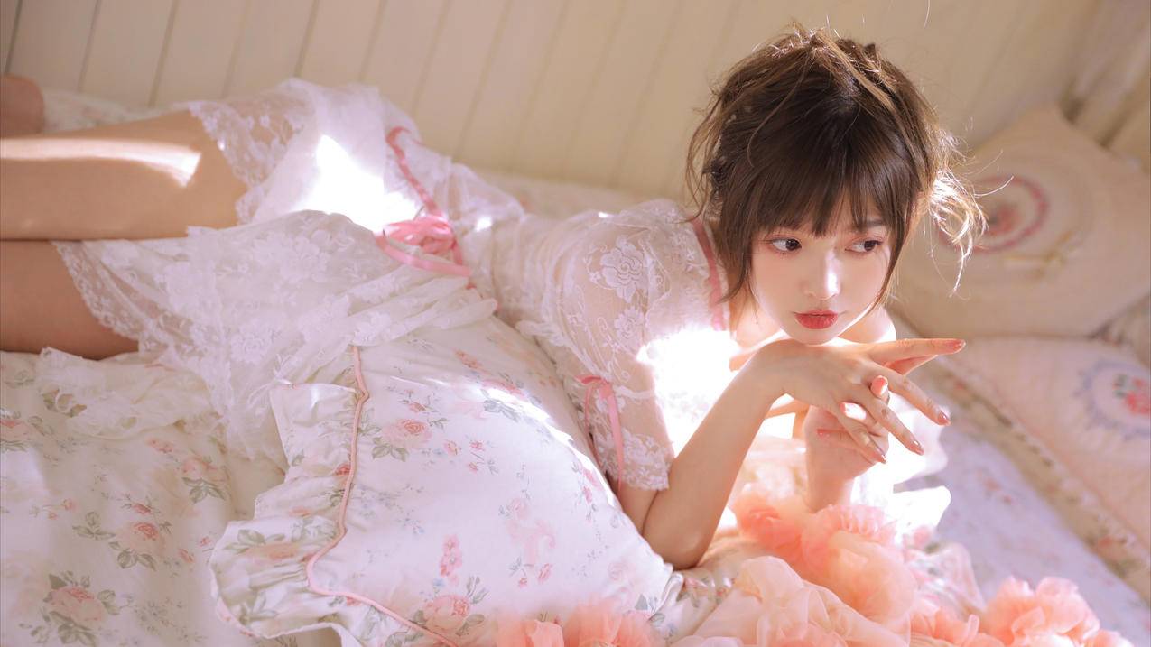 阳光 枕头 美女 温柔可爱 4K高清壁纸 4K手机壁纸