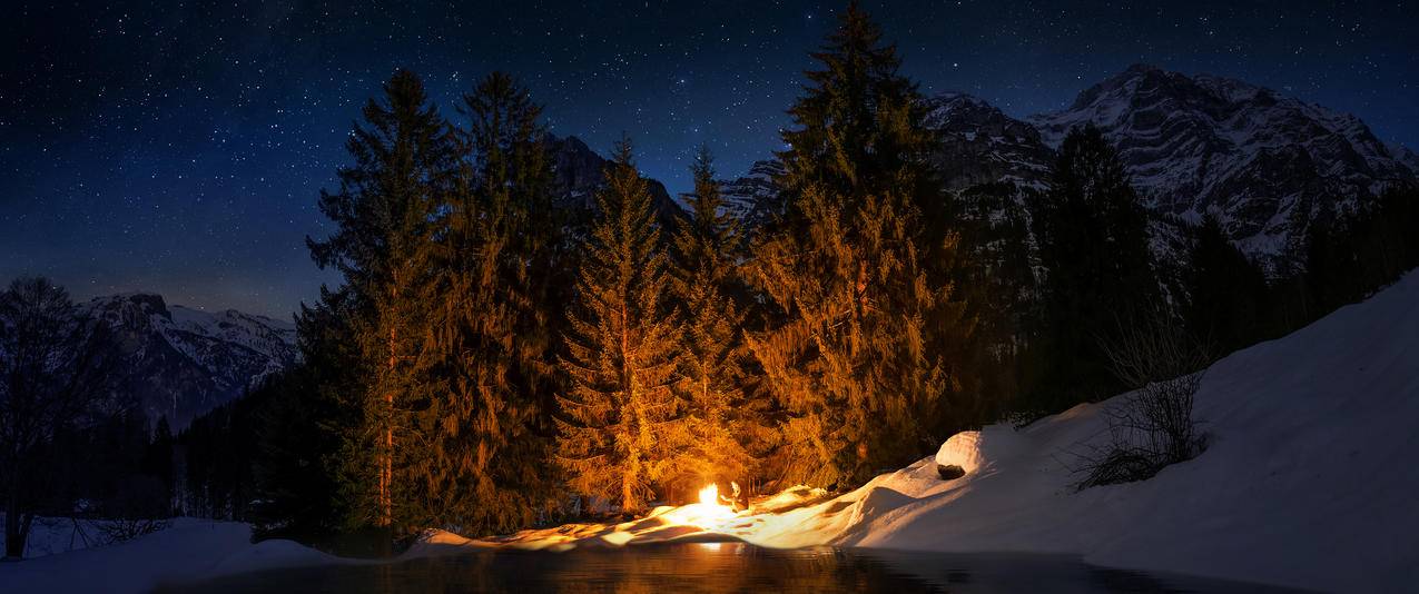 黑暗的夜星空篝火风景带鱼屏壁纸