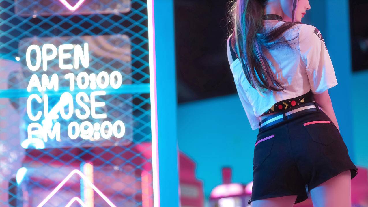 科幻少女 背影 白衬衫 黑色短裤 时尚个性女孩4k动漫壁纸 4k手机壁纸