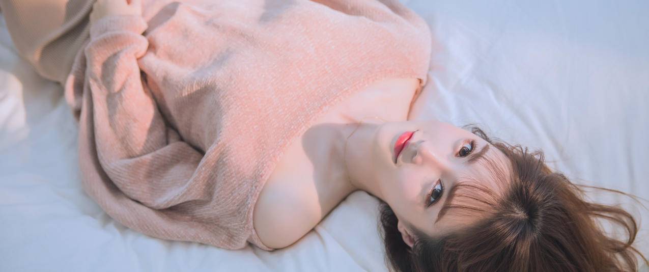 清纯文艺美女带鱼屏壁纸 编号102973