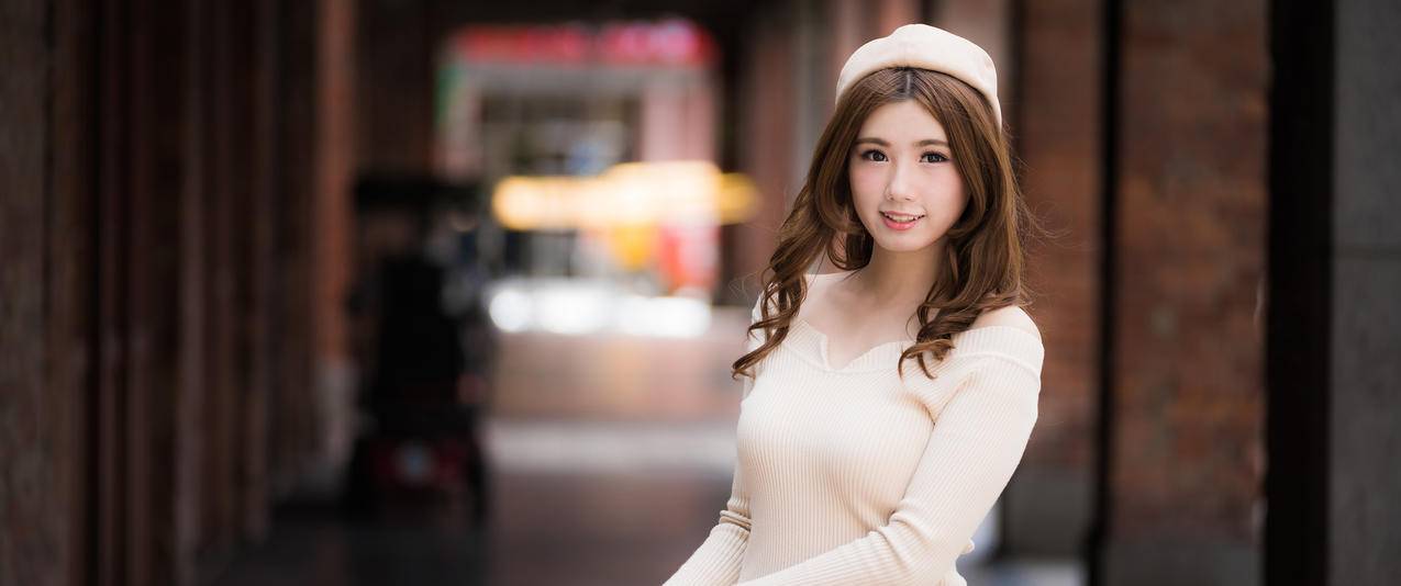 长头发毛衣清纯美女带鱼屏壁纸