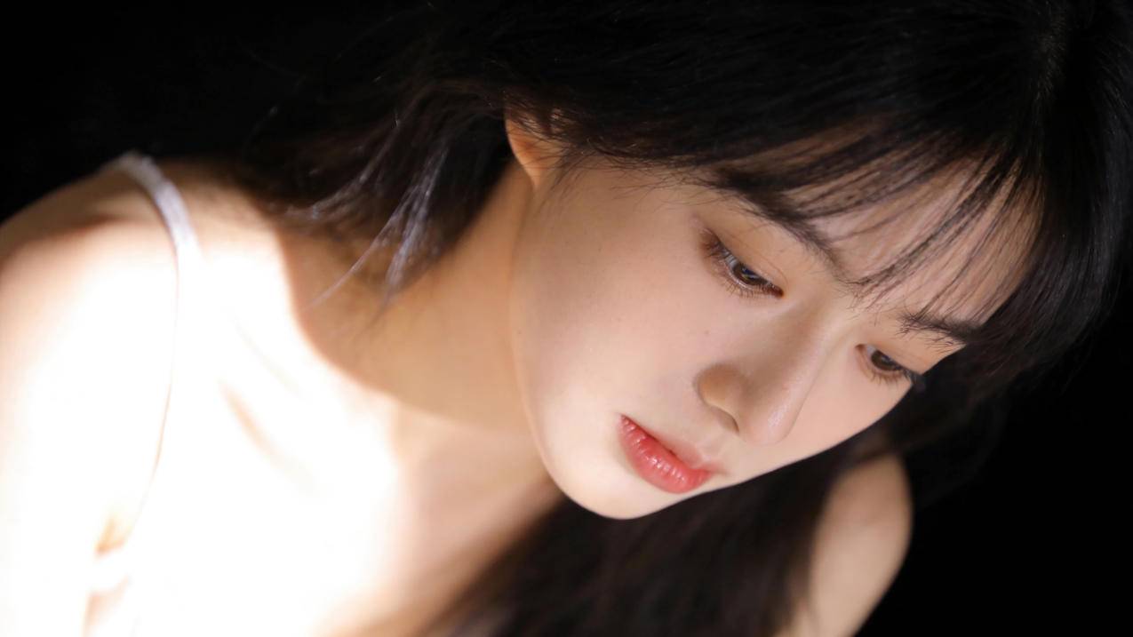 光影美女黑色背景4K电脑壁纸高清