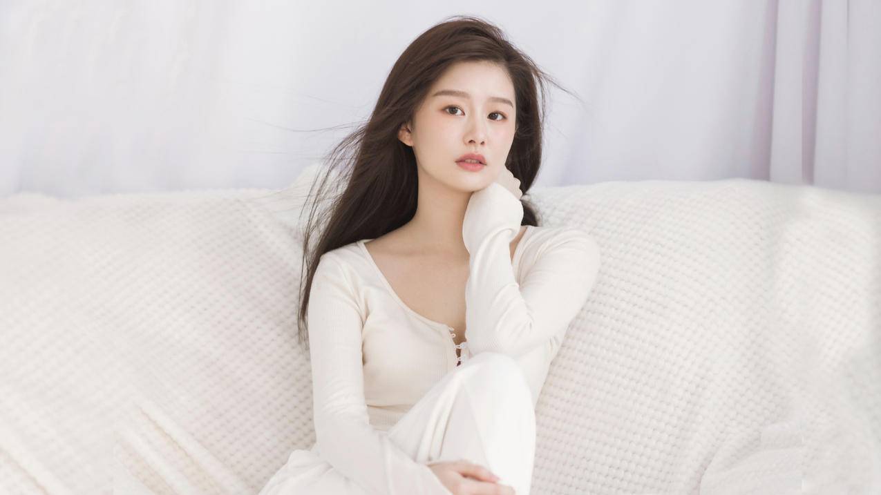 居家 长发 沙发 白色 清纯 美女 4k电脑壁纸